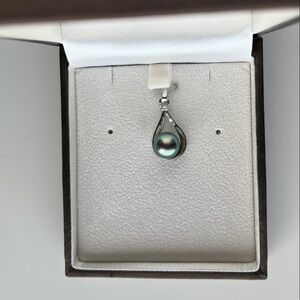 Elegant Silver Teardrop Pendant with Iridescent Pearl